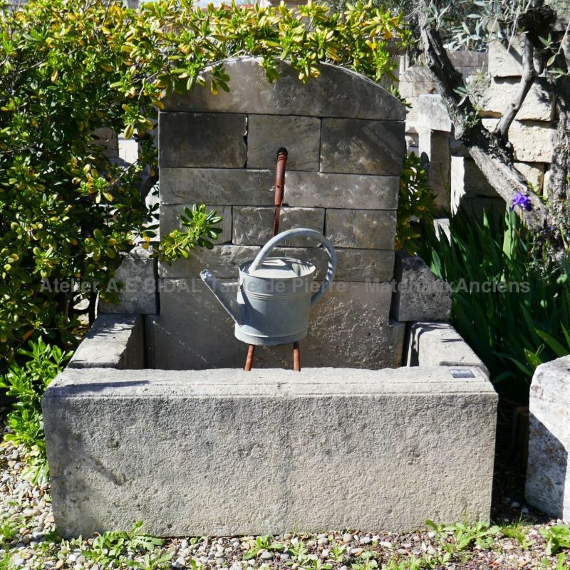 Petite fontaine en pierre ancienne | Fontaine de jardin avec bac pour aménager un joli point d'eau dans un petit espace en extérieur.