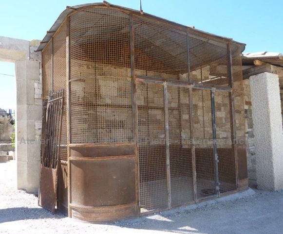 Volière ancienne exposée actuellement dans le parc de notre atelier à proximité d'Avignon.