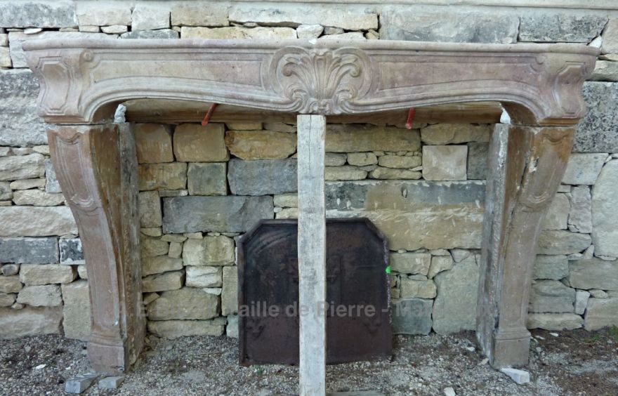 Charmante cheminée ancienne: une cheminée en pierre - pierre de Corton