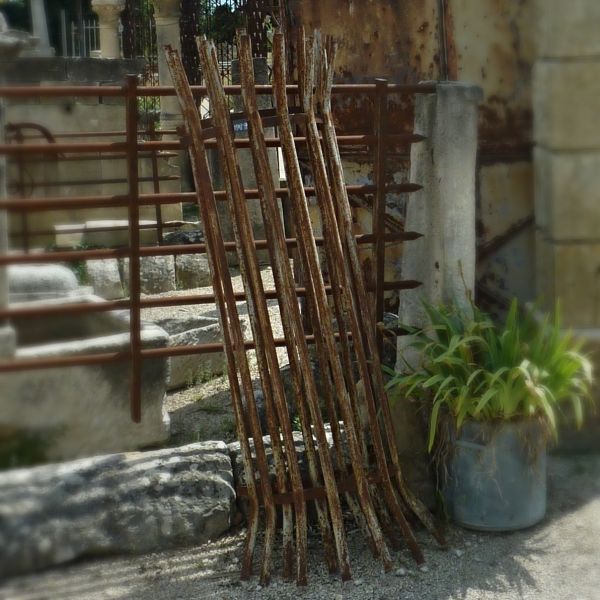 Tour d'arbre en fer forgé avec une jolie patine de rouille - fer forgé oxydé.
