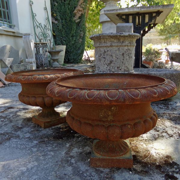 Paire de vases Médicis anciens en fonte - Atelier Alain BIDAL (Provence)