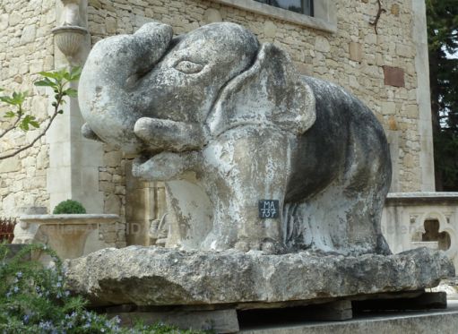 Sculpture ancienne de grande taille - sculpture en pierre représentant un éléphant.