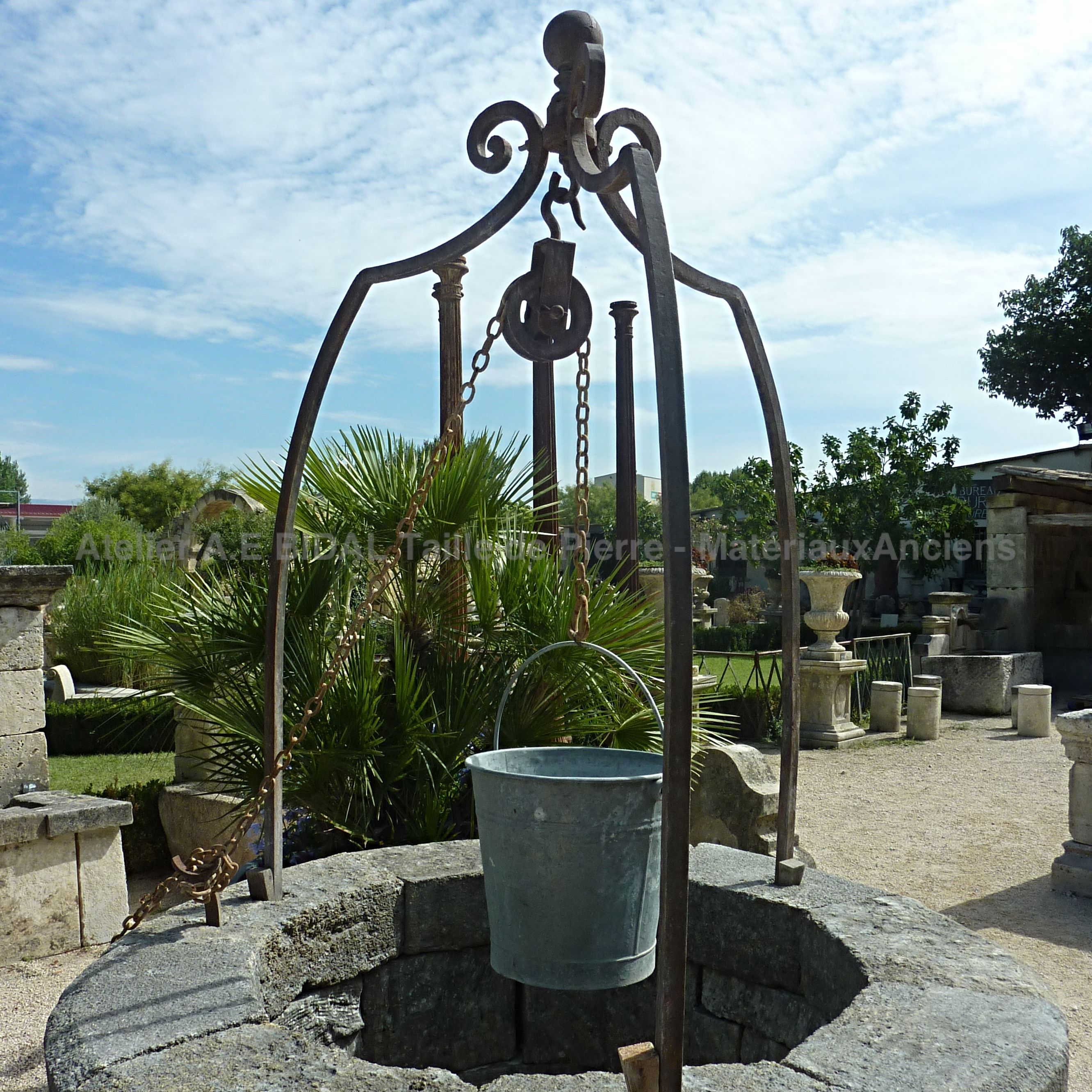 Ancien puits rond en pierres et dessus de puits en fer forgé ** VENDU