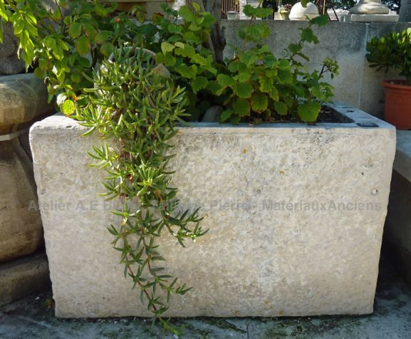 Bac ancien en pierre blanche - un bac rectangulaire à la taille de pierre soignée.