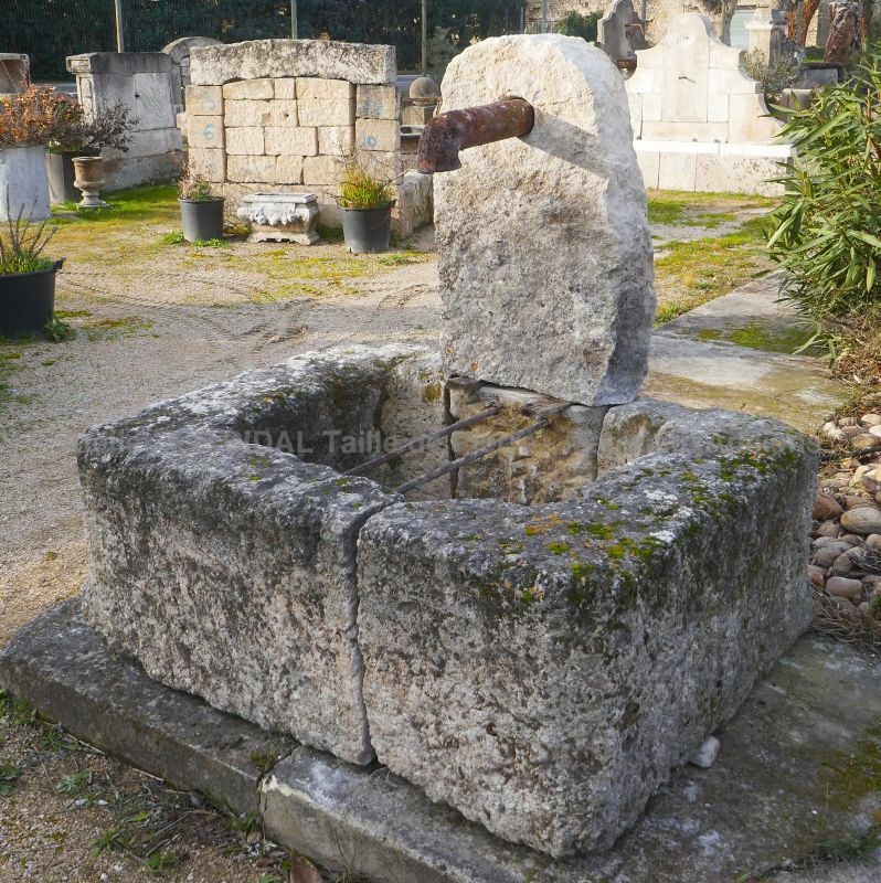 Fontaine ancienne en pierre : une fontaine de petite taille au charme rustique d'antan