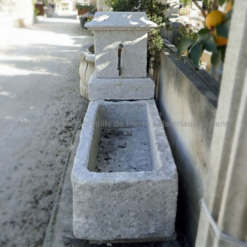 Fontaine pour jardin en pierre en vente chez le spécialiste des fontaines de Jardin en pierre : Atelier Alain Bidal en Provence.