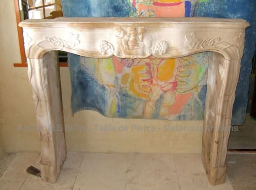Cheminée ancienne en pierre de style Louis XV