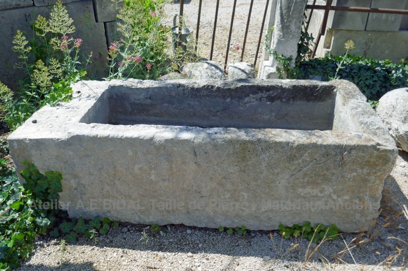Bac ancien en pierre : bac massif ancien par le tailleur de pierre Alain BIDAL, Provence.