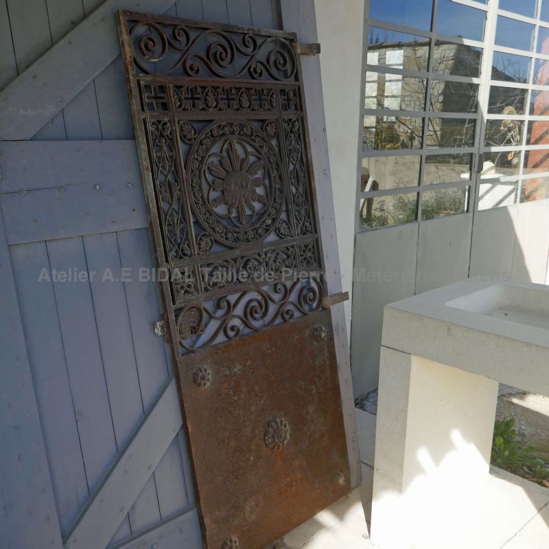 Belle porte ancienne de type porte de chapelle en vente chez Alain BIDAL Matériaux Anciens, en Provence