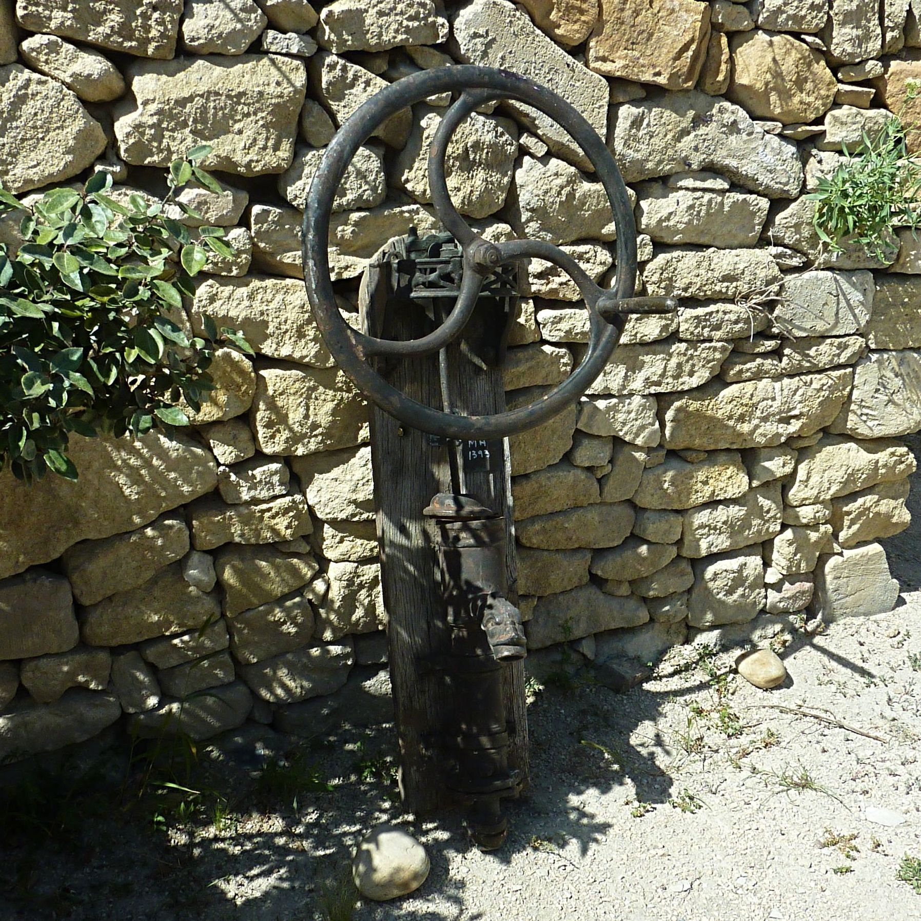 Pompe manuelle superbe pompe à eau réalisée en fonte ancienne noire.