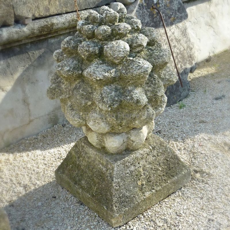 Ornement sculpté en pierre ancienne ǀ Pigne de pin sur socle ǀ Matériaux anciens Alain Bidal en Provence