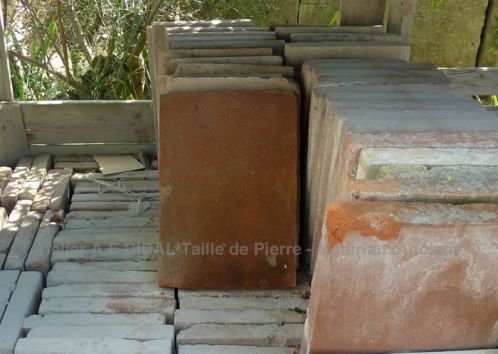 The specialist in Provence of stone carving introduce this village fountain