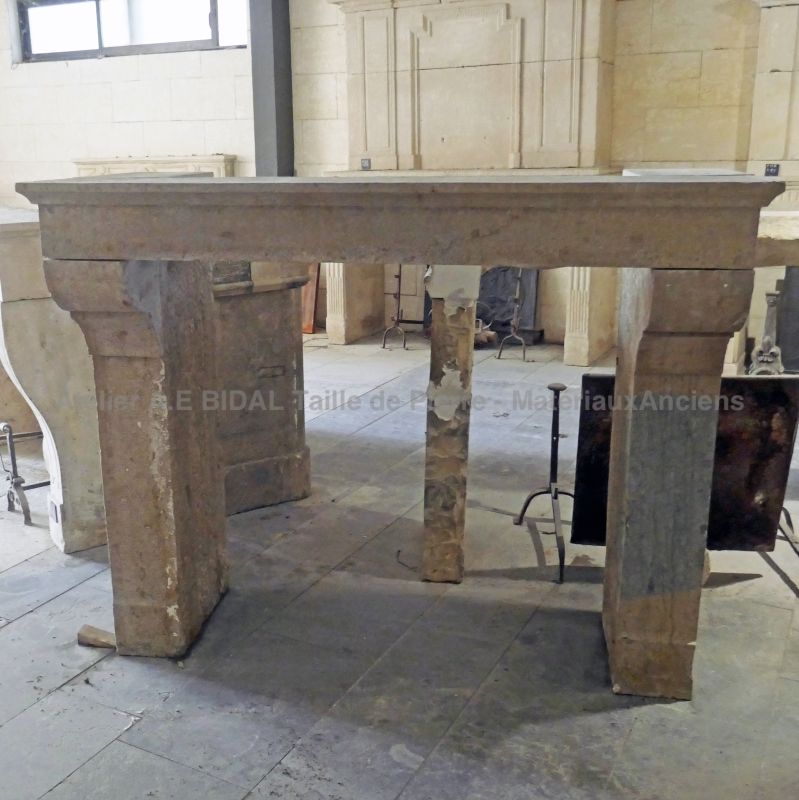 Cheminée ancienne en pierre de Bourgogne patinée en vente en Provence chez Atelier Alain BIDAL