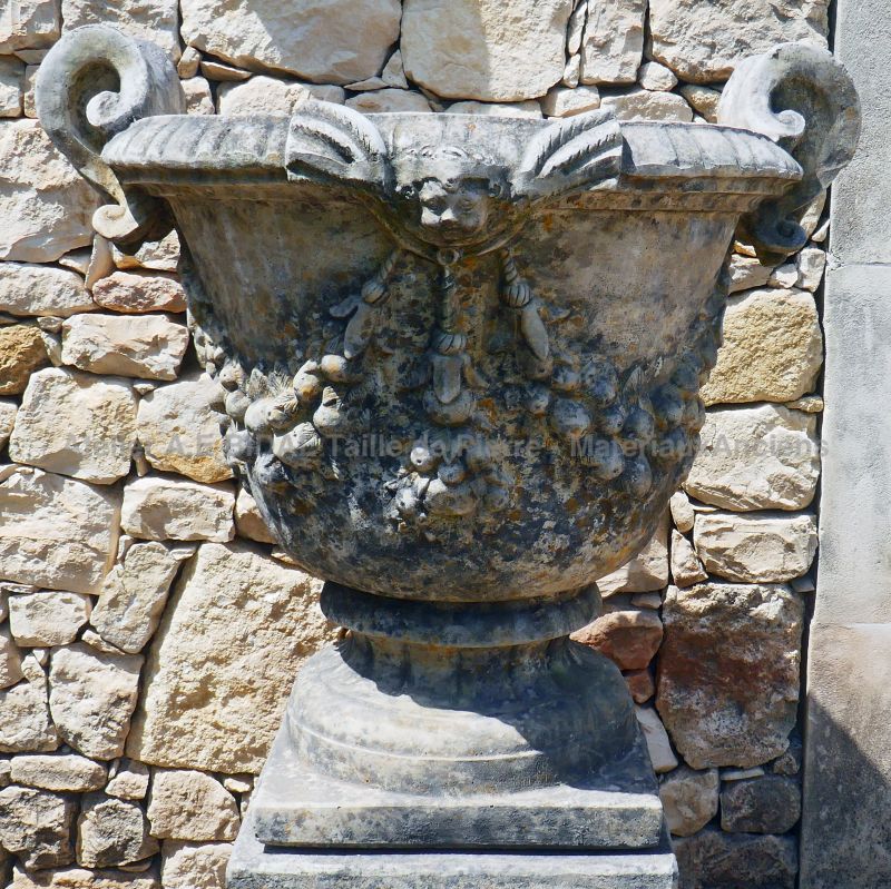 Reclaimed weathered stone planters and pedestals - The Antique Materials in Provence Alain BIDAL