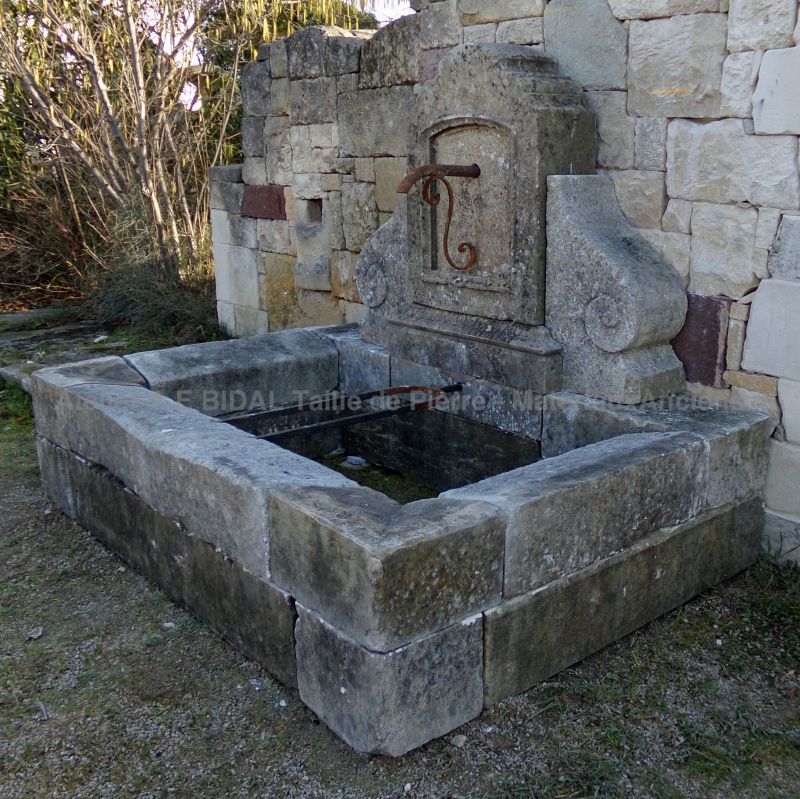 Large Provençal fountain made of old patinated stones - Atelier Alain BIDAL (Provence)