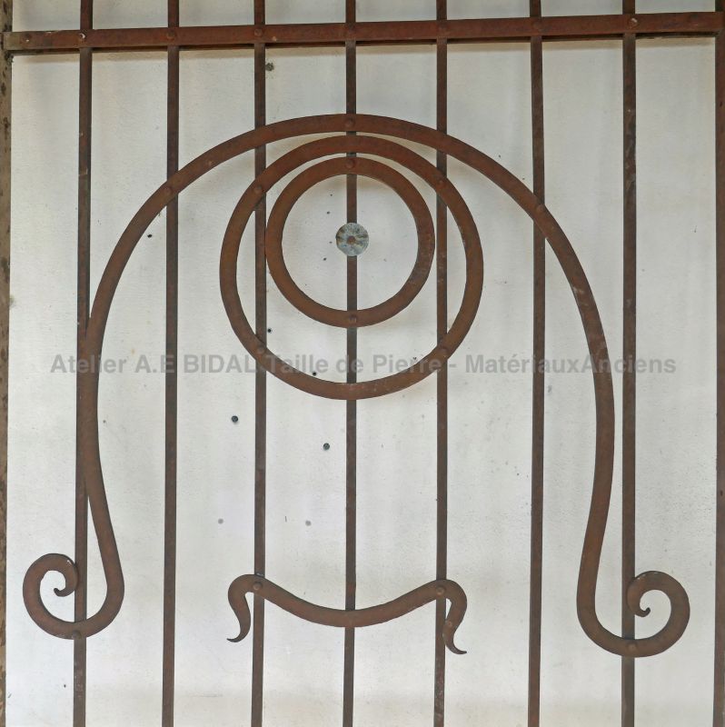 Belle grille ancienne forgée de jolies volutes - Atelier Alain BIDAL (Provence)