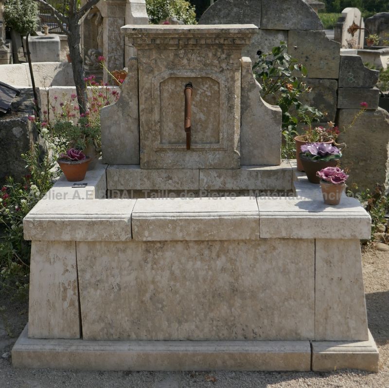 Fontaine unique en pierres anciennes - fontaine de jardin au charme rustique.