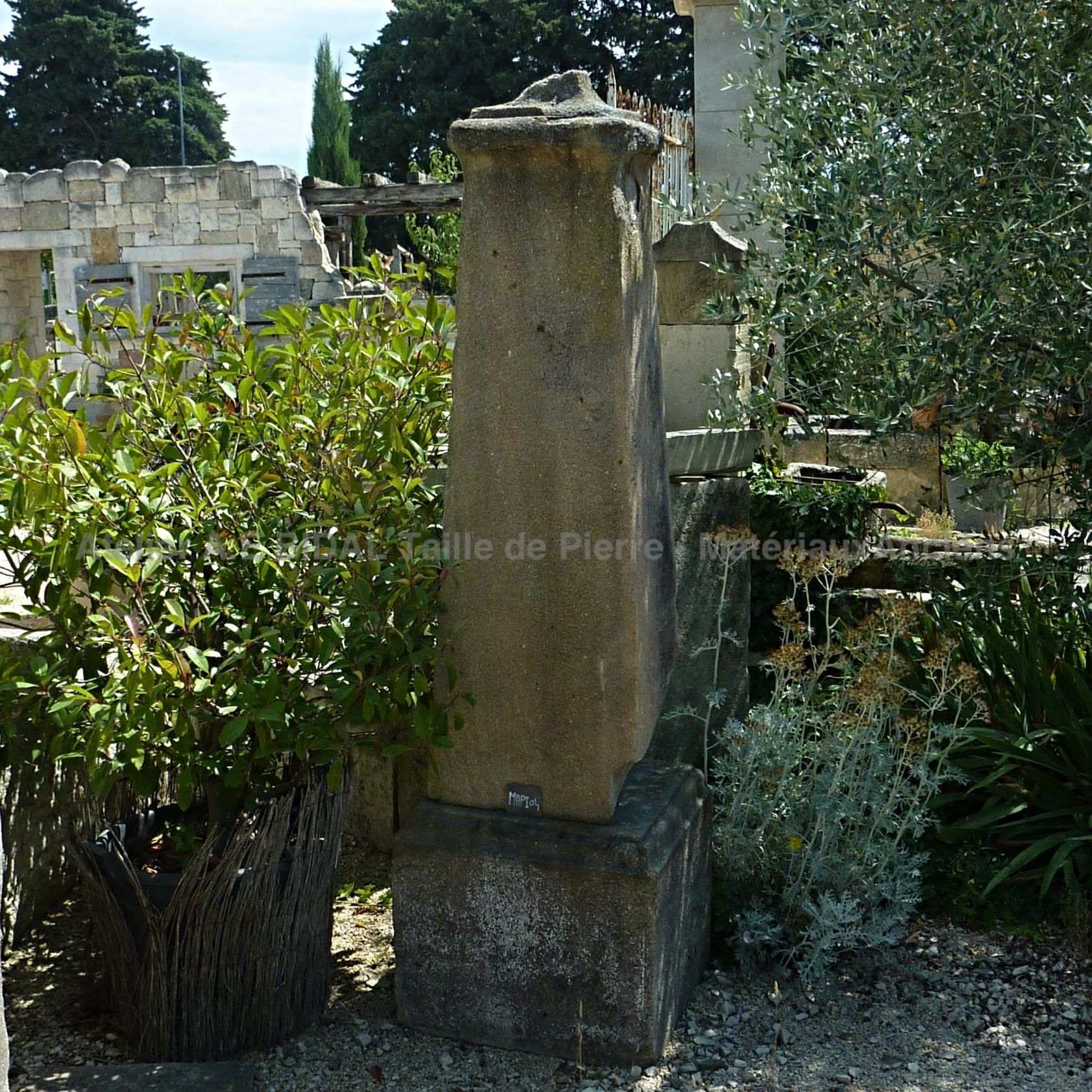 Beau pilier ancien avec imposte - pilier en pierre pour entrée ou pour la décoration du jardin.