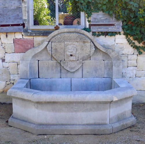 Fontaine de jardin en pierres vieillies - Fontaine murale en pierre naturelle en vente chez Atelier Alain BIDAL (Provence)