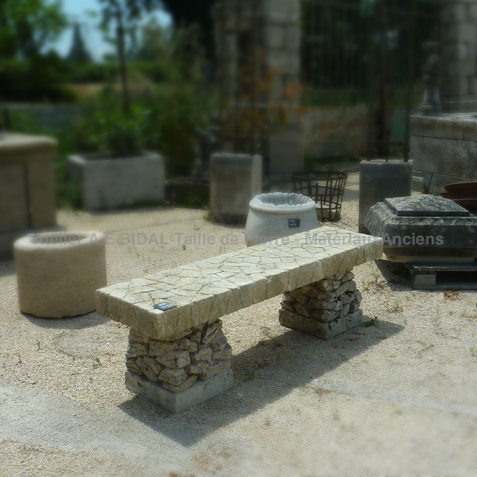 Banc en pierre naturelle (pièce unique) - mobilier de jardin ancien.