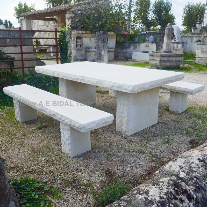 Longue table en pierre et ses bancs en pierre : Mobilier de jardin signé Atelier Alain BIDAL (Provence)