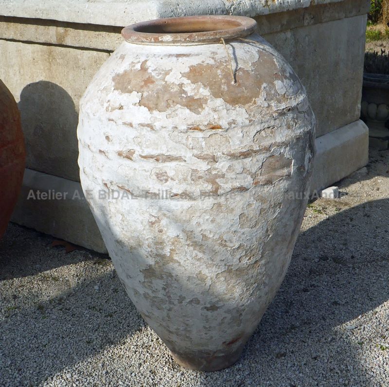 Ancienne jarre en terre cuite peinte en blanc par Les Matériaux Anciens en Provence Alain BIDAL