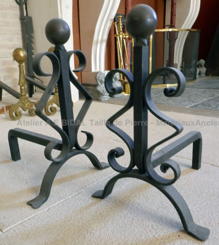 Anciens chenets en fonte noire avec boules en laiton - la paire