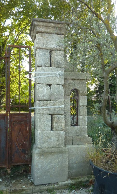 Pilier ancien avec muret en pierre - une création artisanale en matériaux anciens signée Bidal.