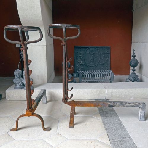 Anciens landiers en fer forgé - accessoires cheminée du 17ème siècle.
