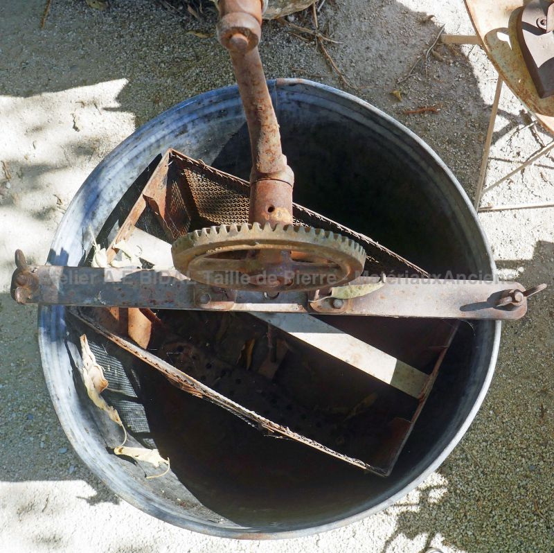 Détail de l'intérieur de la cuve de notre ancien extracteur de miel manuel - Atelier Alain BIDAL, Provence