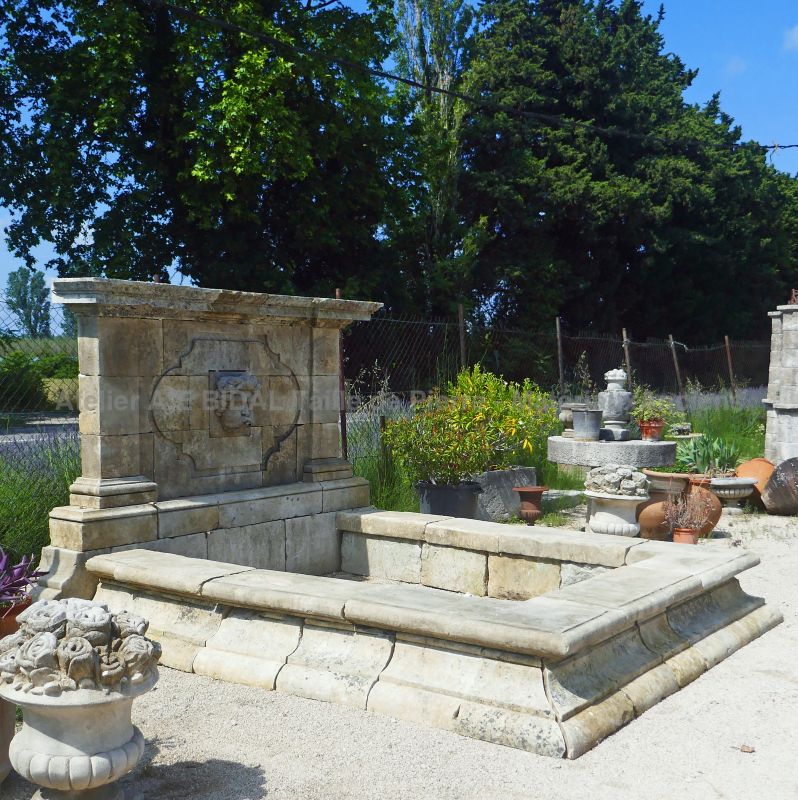 Fontaine murale de grande taille en vieilles pierres patinées pour un bel aménager extérieur