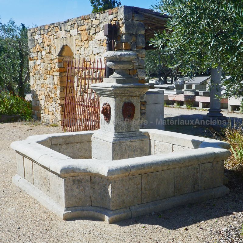 Fontaine de jardin en pierres vieillies - Fontaine centrale en pierre naturelle en vente chez Atelier Alain BIDAL (Provence).