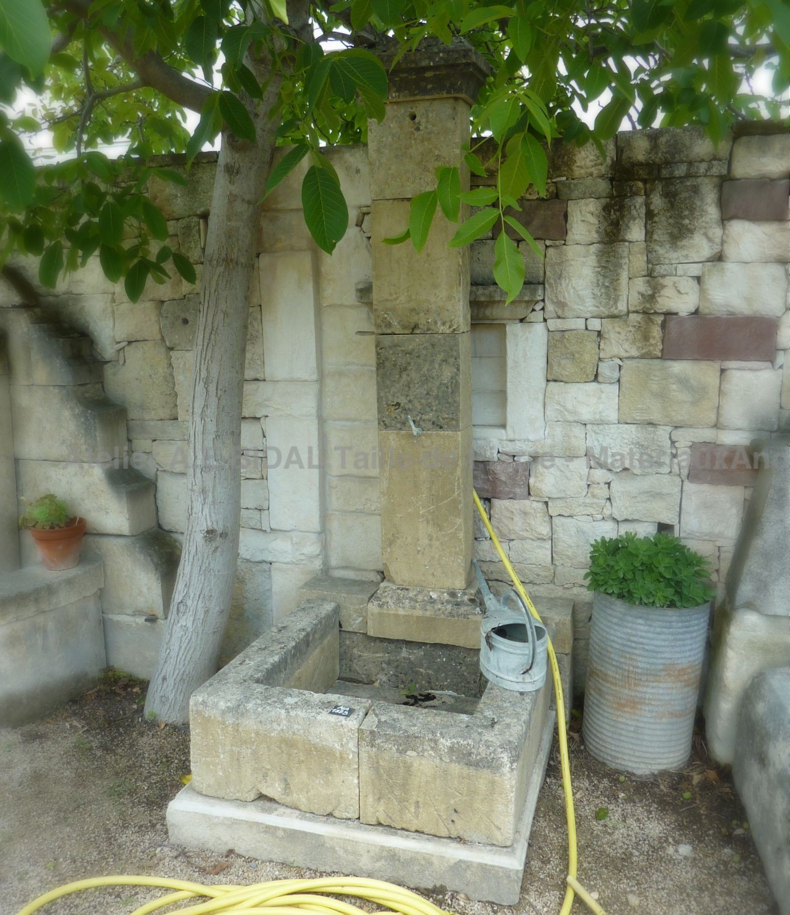 En pierre naturelle: jolie douche d'extérieur - réalisée par les artisans de l'atelier Bidal taille de pierre et matériaux anciens.