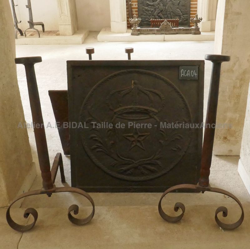 Ancienne paire de chenets en for forgé par Alain BIDAL Matériaux Anciens en Provence.