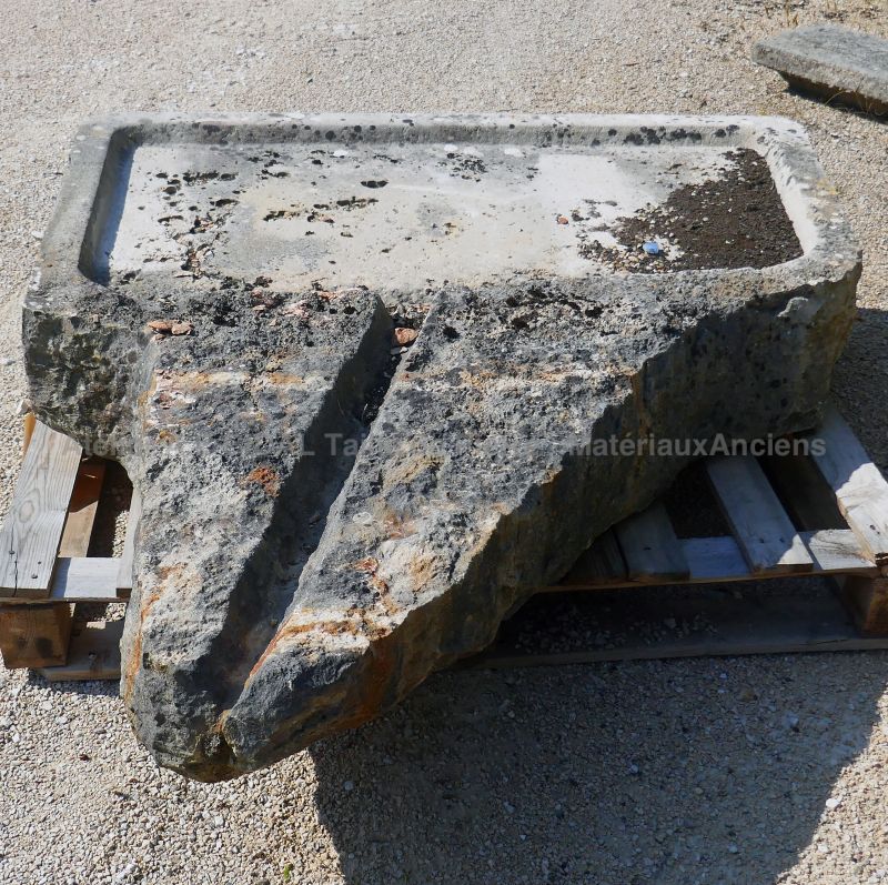 Ancien évier massif en pierre de style campagnard : évier en pierre de l'Atelier Alain BIDAL