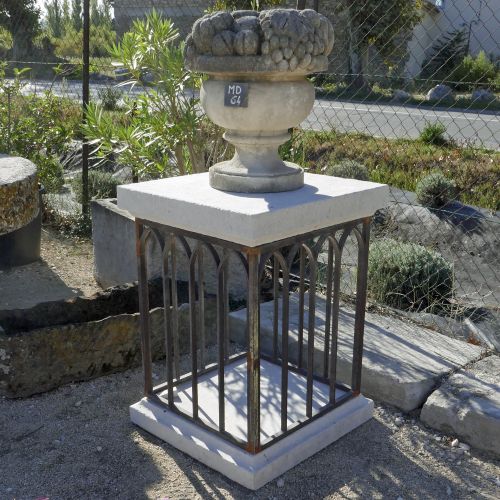 Paire de socles en pierre pour statue et vase | Décoration du jardin signée Alain BIDAL