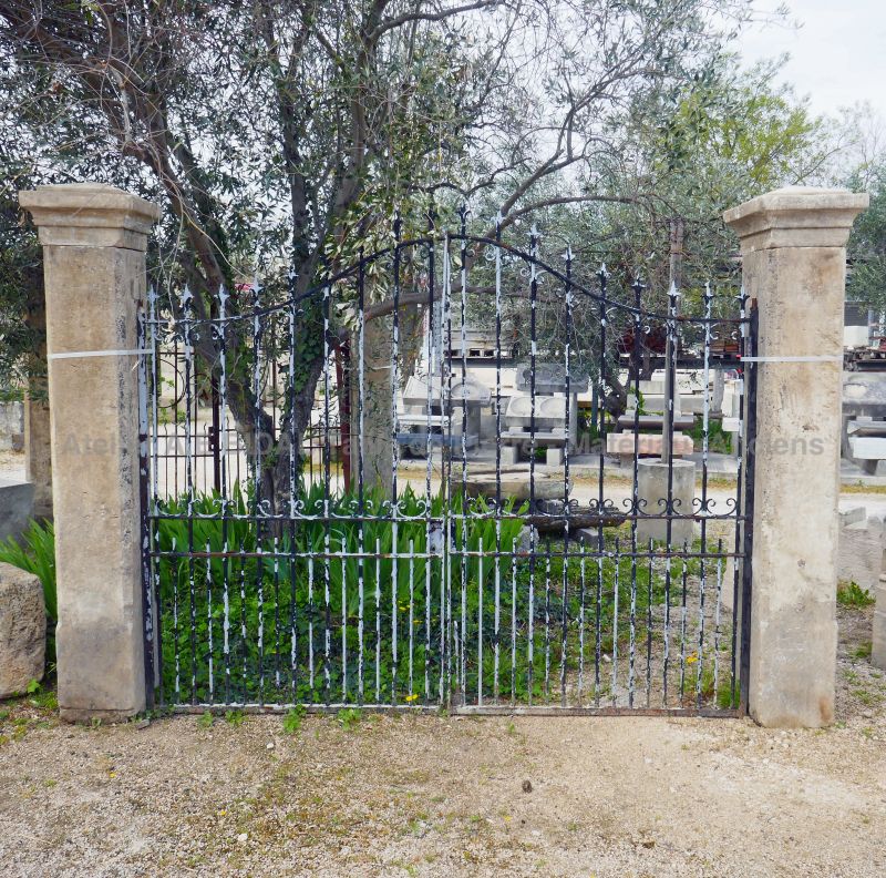 Weathered stone pillars for gates: Antique materials in Provence Alain BIDAL