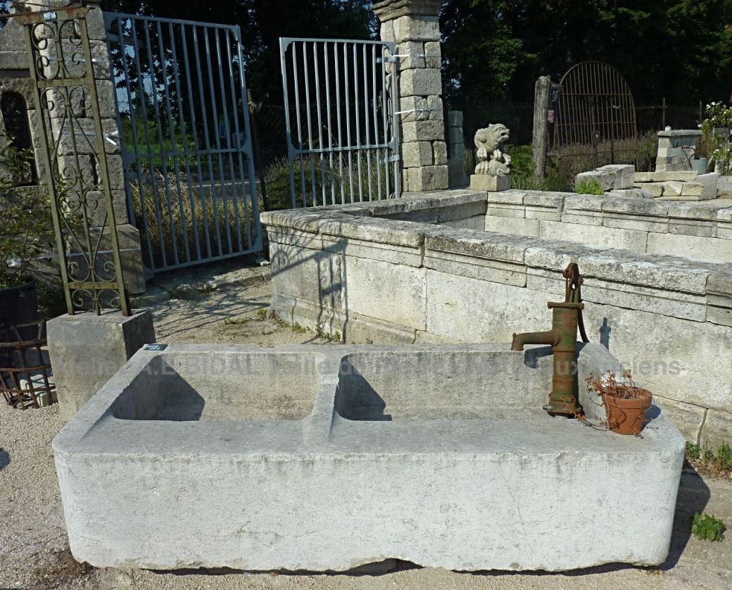 Beau lavoir de village ancien en pierre dure