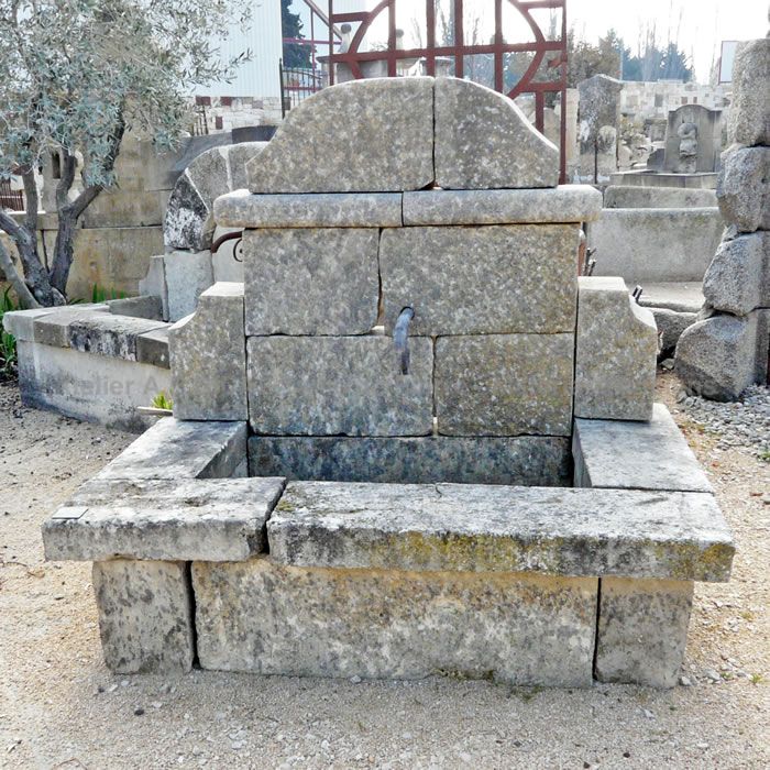 Fontaine murale avec fronton et bassin - une fontaine d'extérieur avec bac pour une décoration ancienne et authentique extérieure.