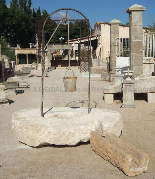 Puits en pierres anciennes et armature en fer ** VENDU