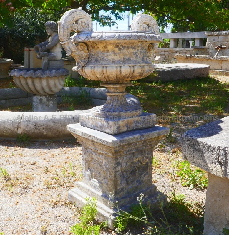 Medici-style reconstituted stone vases sold with their pedestals - Atelier Alain BIDAL (Provence)