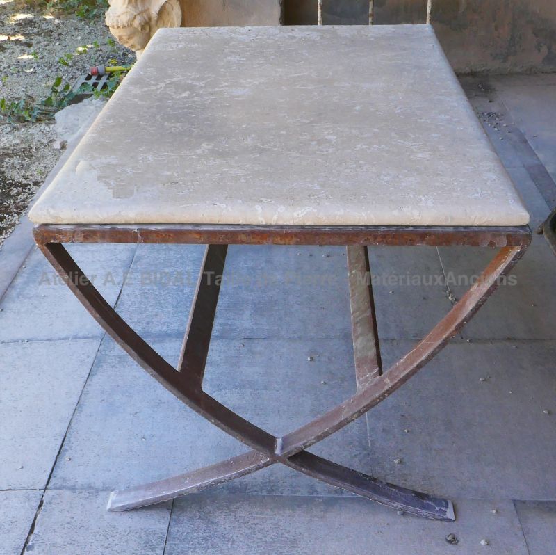 Old-fashioned garden furniture : coffee table in weathered stone and old cast iron - Atelier Alain BIDAL (Provence)