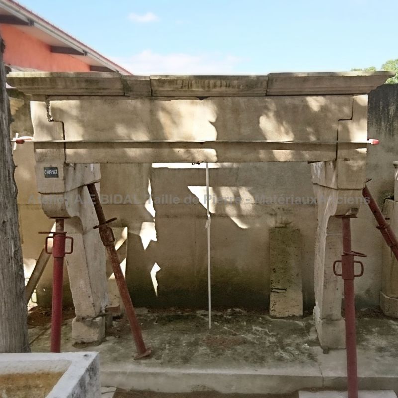 Louis 13 fireplace - Rustic countryside fireplace discovered in a relay station in Lorraine.
