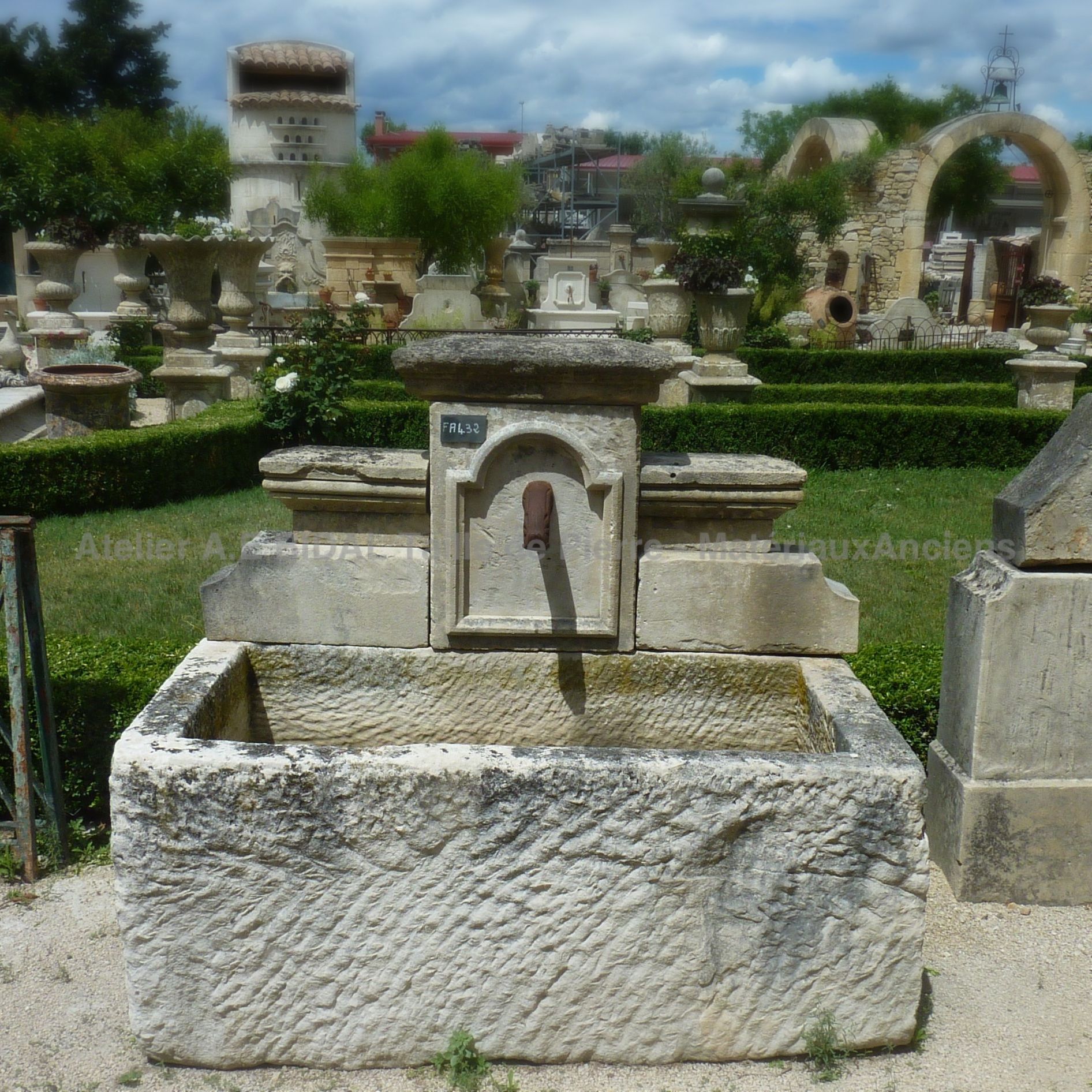 Belle fontaine de jardin avec bac en pierre, une fontaine murale de style fontaine ancienne.