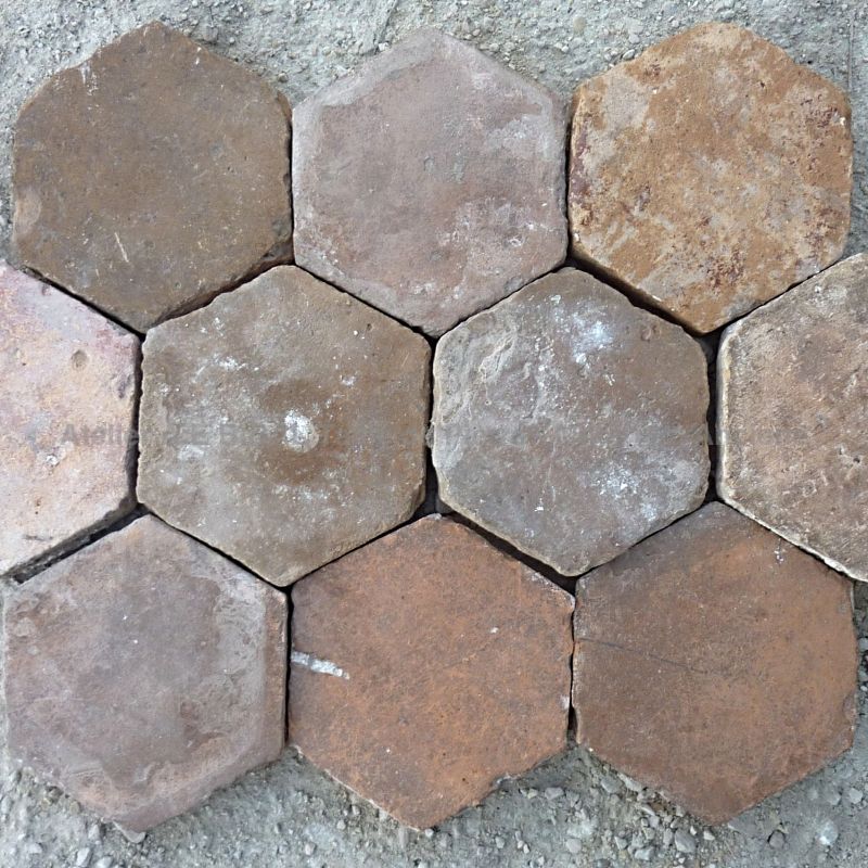 Lot d'anciennes tomettes en terre cuite ǀ En vente chez Alain Bidal matériaux anciens