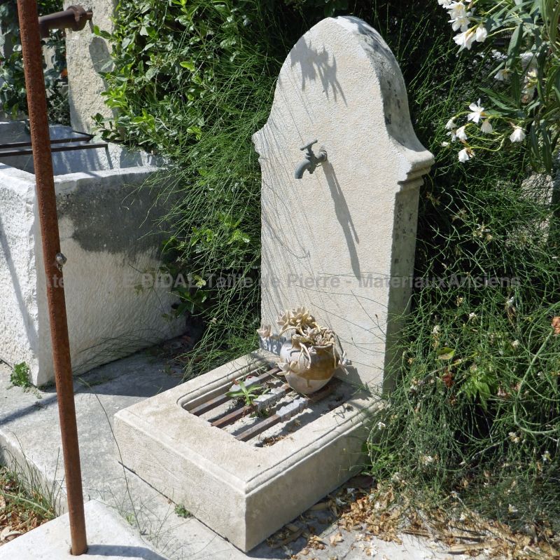 Cheap natural stone fountain for garden landscaping | A small antique fountain on sale in Provence at BIDAL.