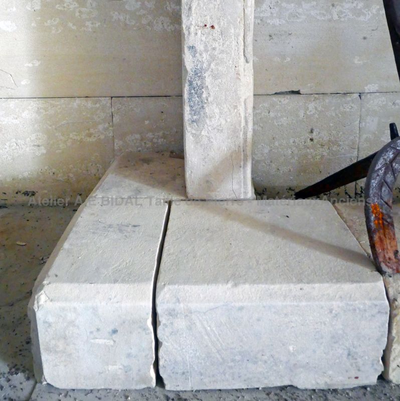 Détail du socle en pierre de notre cheminée ancienne en pierre : Atelier Alain BIDAL, Provence