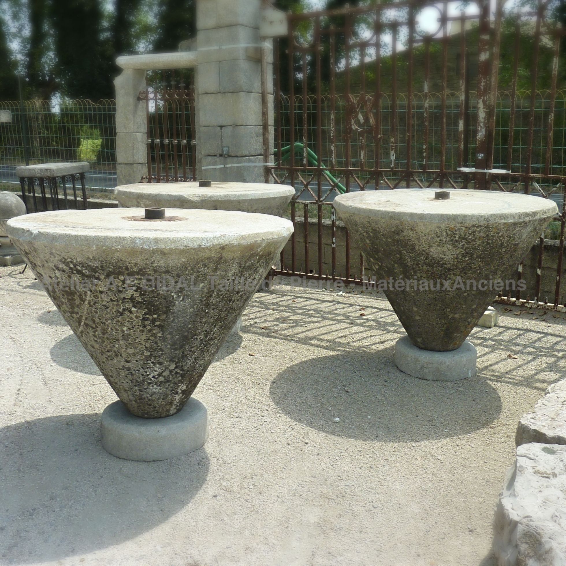 The Ateliers BIDAL in Provence offer a wide choice of stone tables.