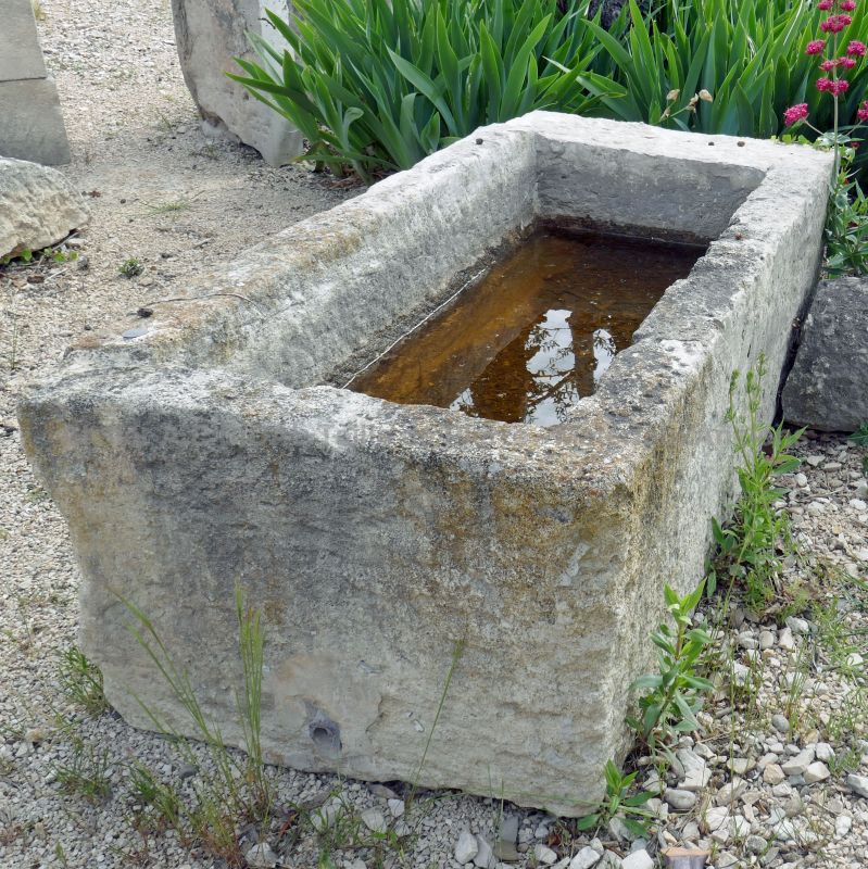 Ce large bac ancien en pierre robuste fait partie de notre large gamme de bacs en pierre pour jardin.