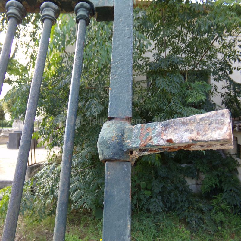 Portail en fer forgé à deux vantaux vendu avec ses 2 gonds chez Les Matériaux Anciens en Provence Alain Bidal